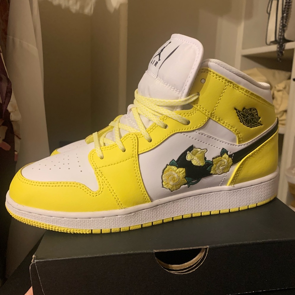 Authentic Yellow Rose Jordan Mids- 7Y/8.5 Women’s